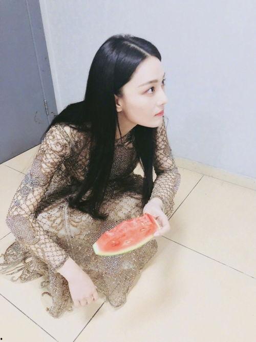 吃瓜裙分享,揭秘吃瓜裙背后的时尚潮流与社交现象